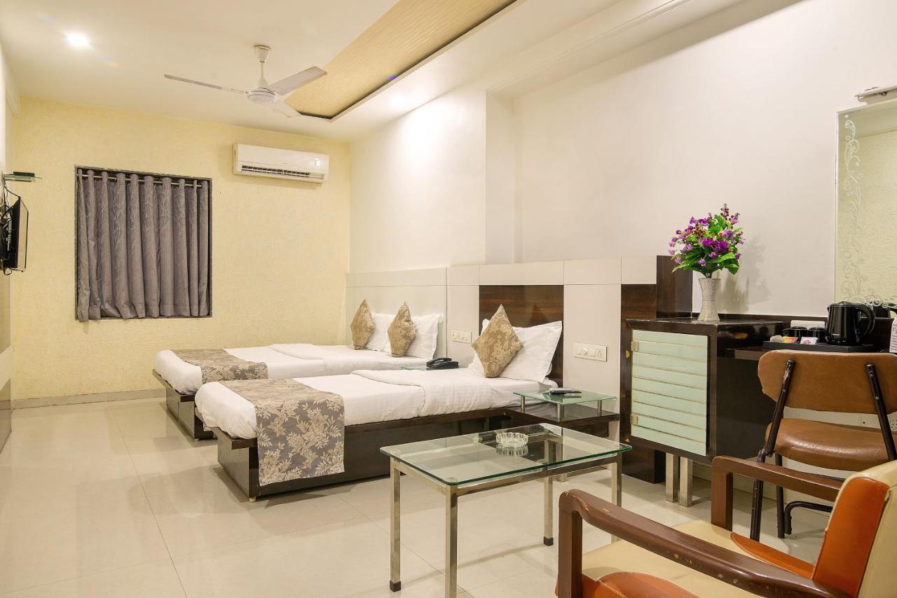 Hotel Satkar Surat Exterior photo