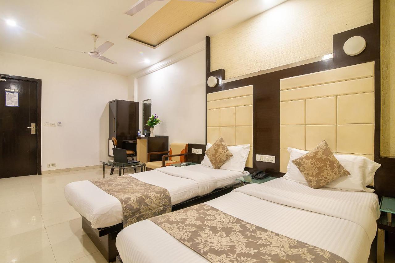 Hotel Satkar Surat Exterior photo
