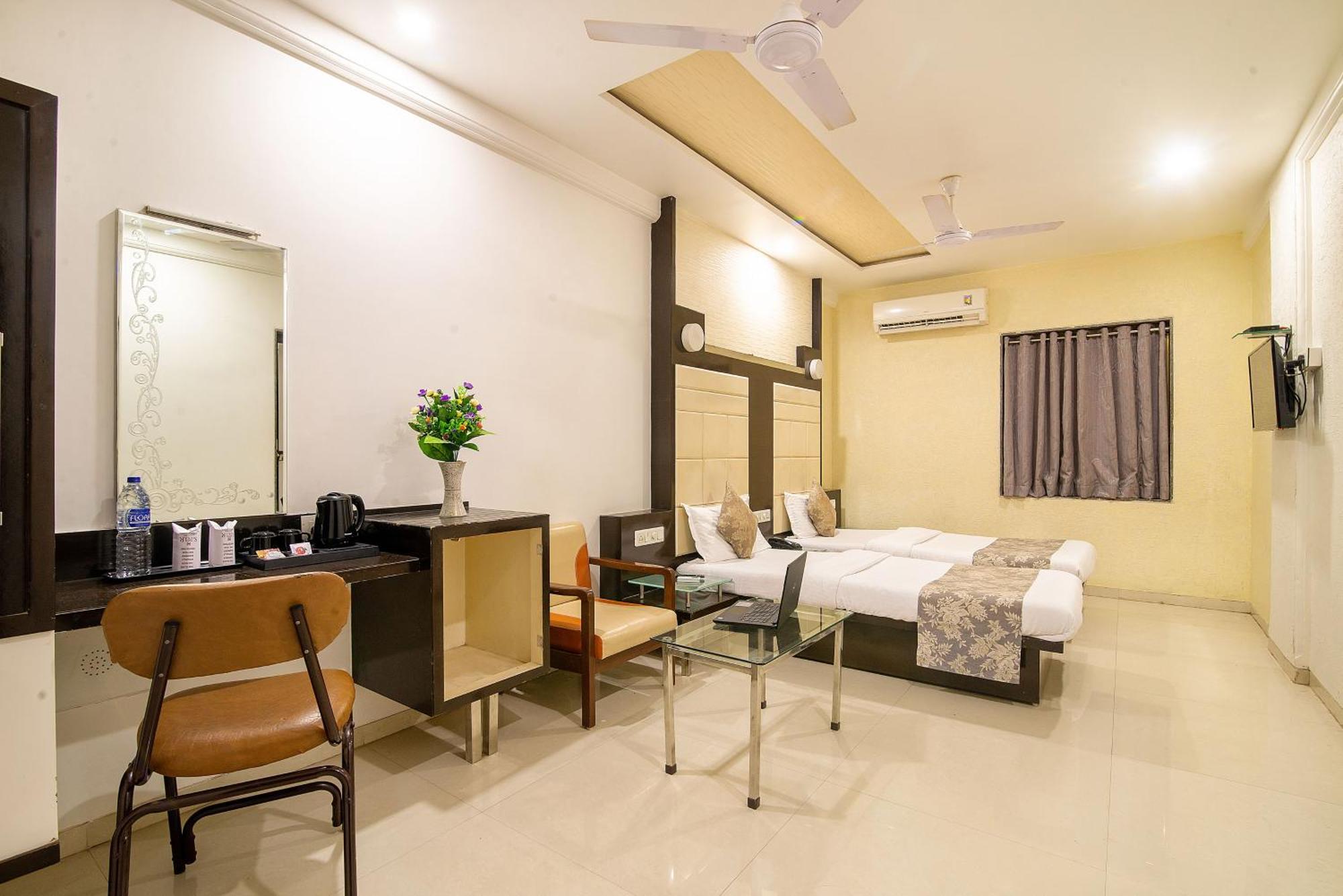 Hotel Satkar Surat Exterior photo